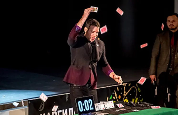Joshua Jay performing a magic trick wth cards on Magic Gathering "Golden cat" 2022, at Gabrovo
